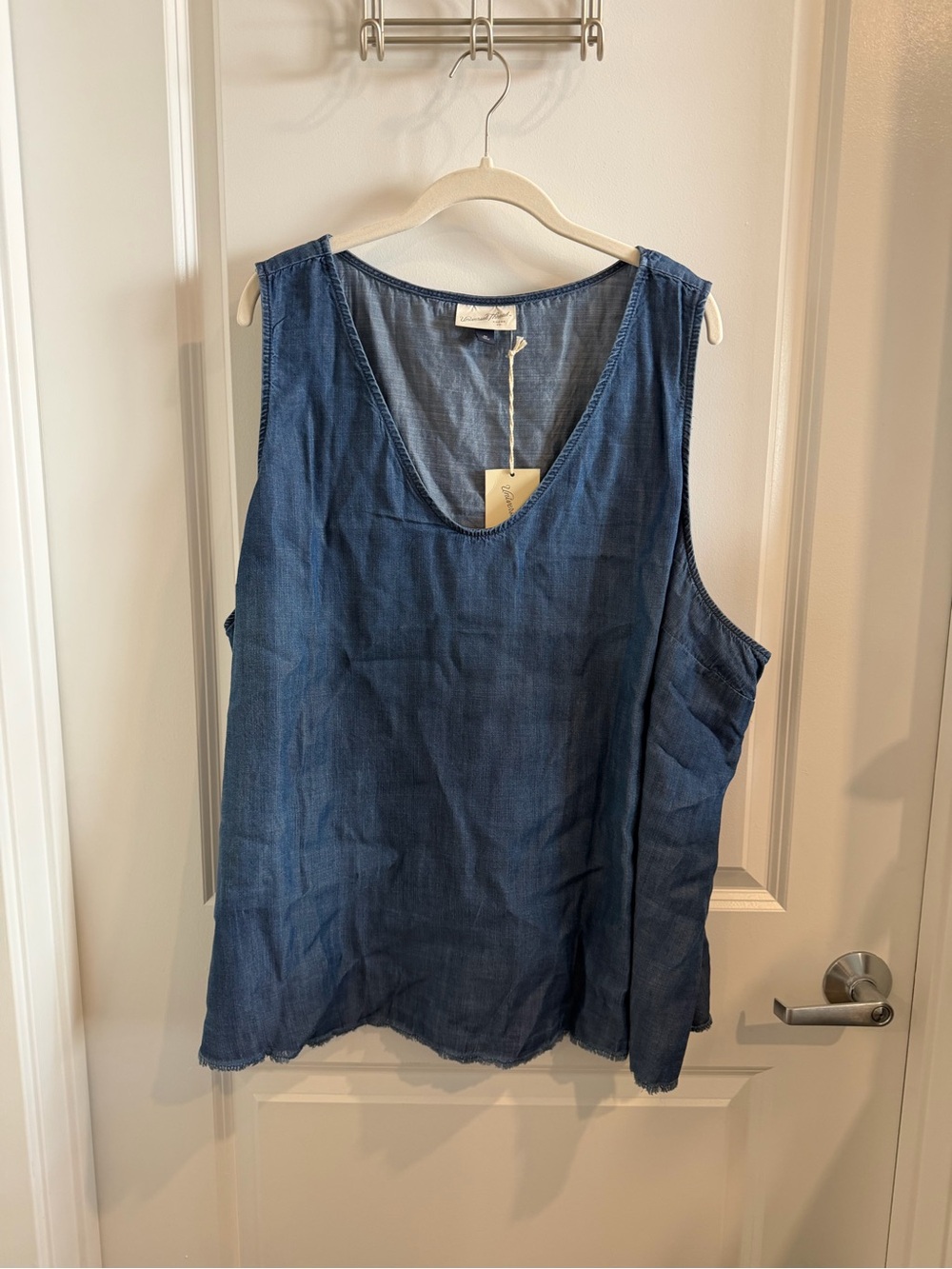 Universal Thread Sleeveless Chambray Plus Size Tank - Denim Blue Size 4X NWT